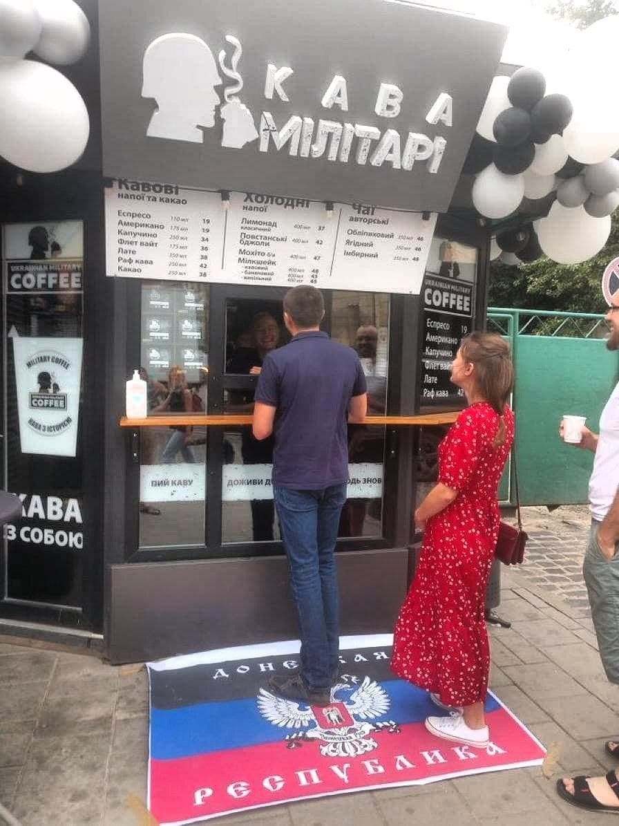 В кофейне Львова вместо входного коврика постелили флаг ДНР. ФОТО