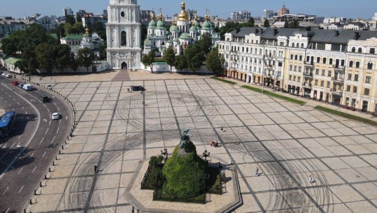 Дрифт на Софийской площади — киевское утро. ВИДЕО