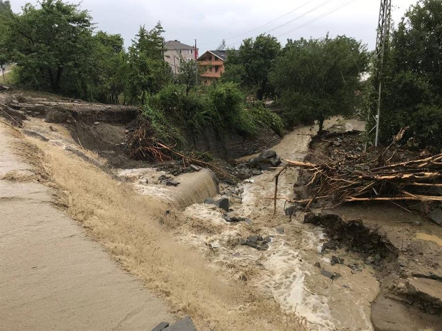 В Турцию после лесных пожаров пришли наводнения. ВИДЕО