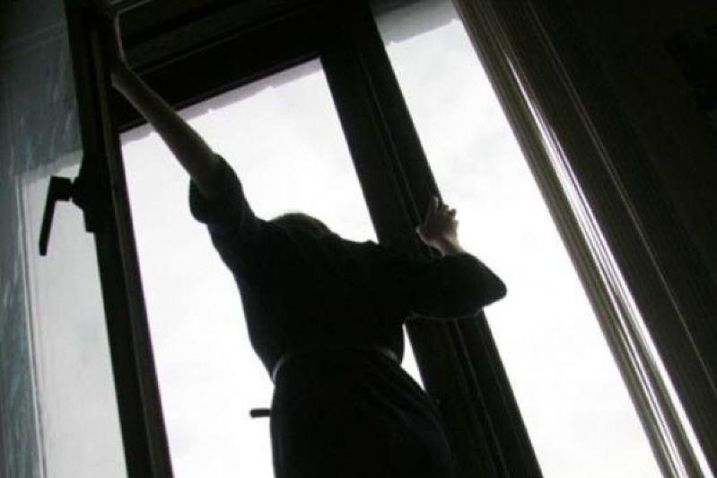 В Луцке 19-летняя девушка выпрыгнула с окна многоэтажки