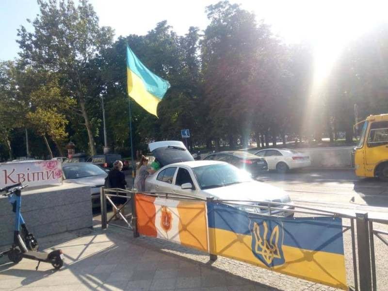 В центре Одессы бездомный похитил флаг Украины. ФОТО