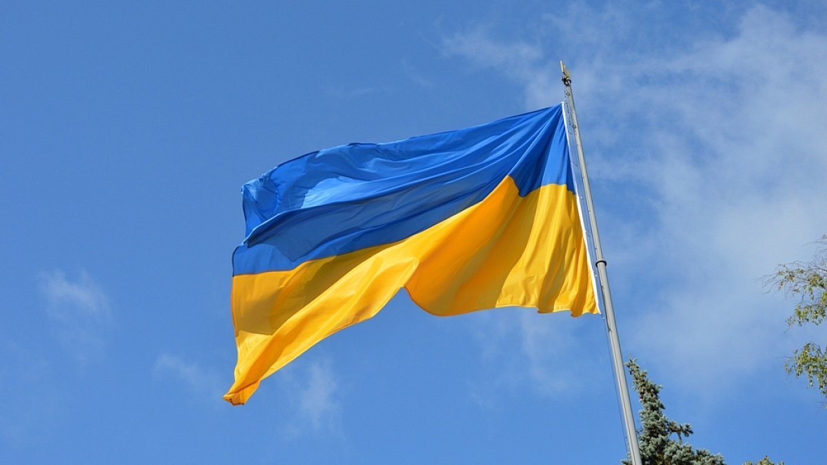Под посольством РФ в Киеве установили  150 украинских флагов