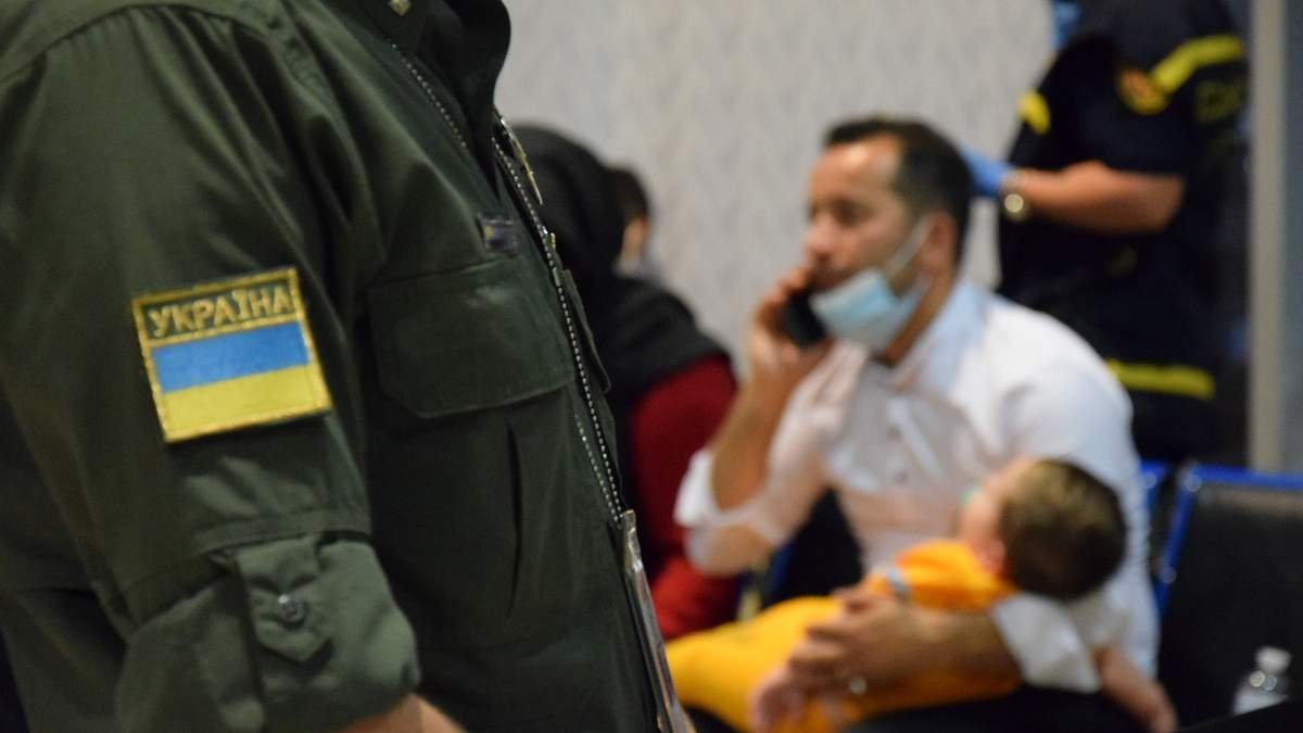 О статусе беженца в Украине попросили уже 65 эвакуированных афганцев