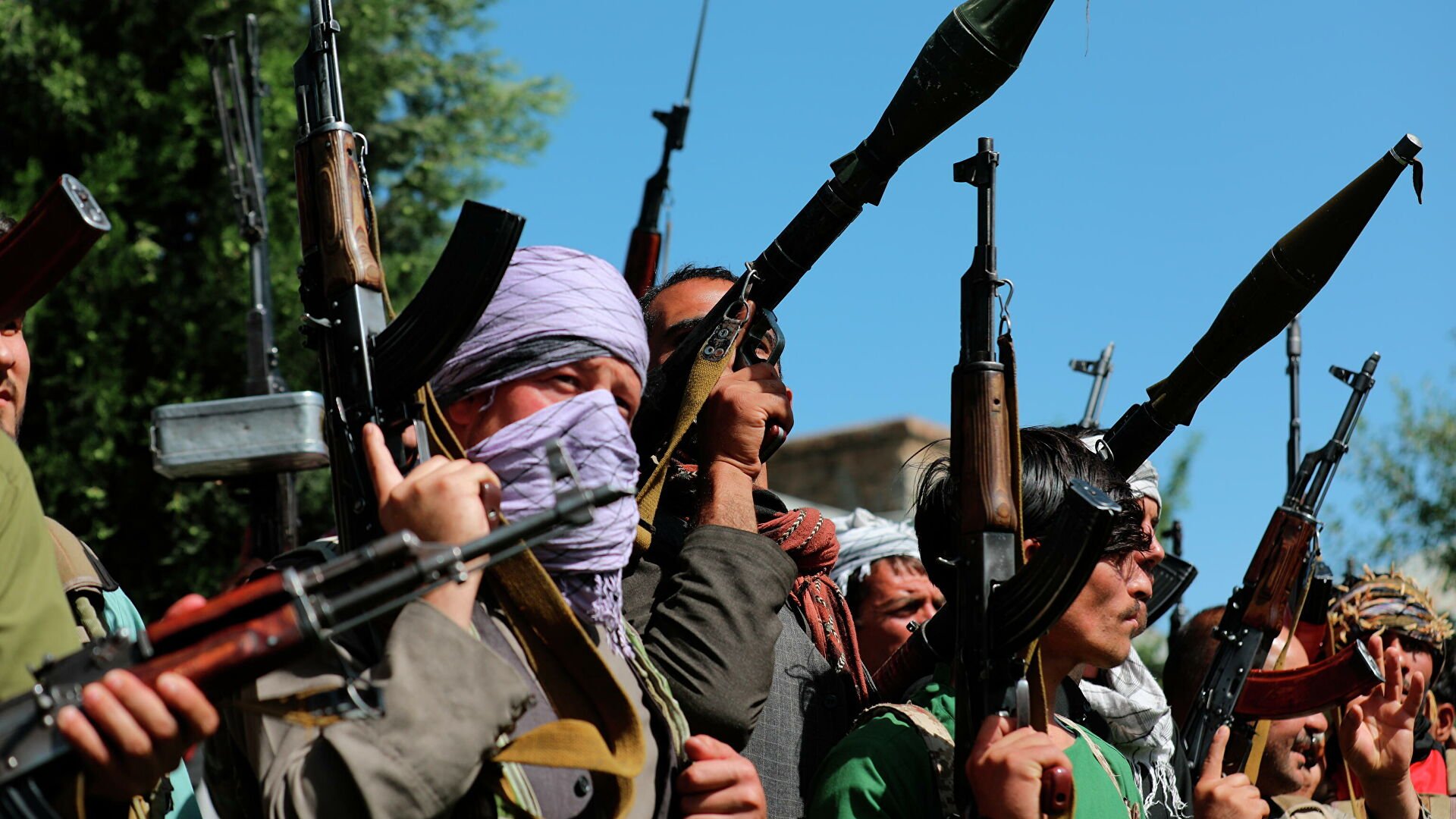 Талибы просят женщин оставаться дома, пока боевики не научатся их уважать