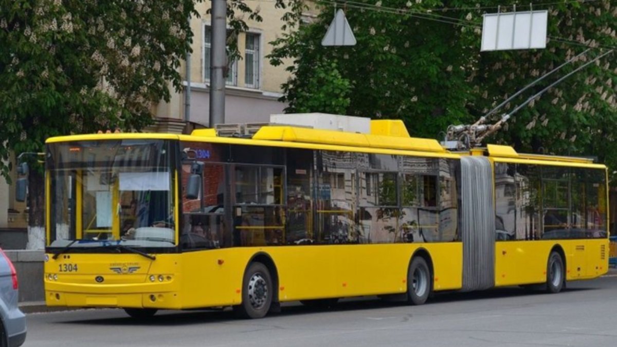 В центре Киева неизвестные напали на троллейбус