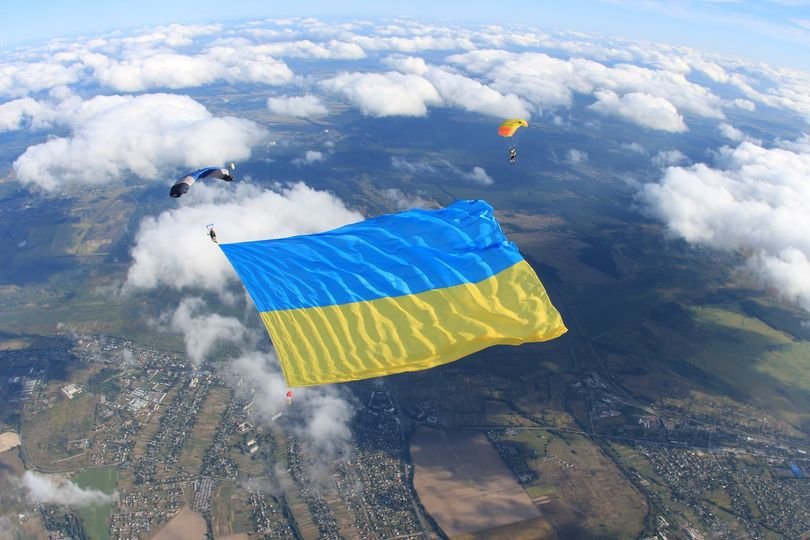 Над Киевом развернули самый большой флаг Украины