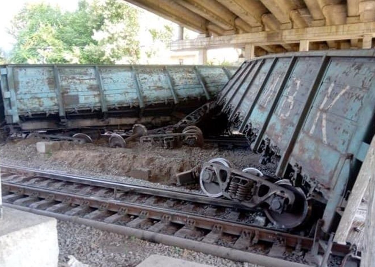 В Запорожье перевернулся грузовой поезд