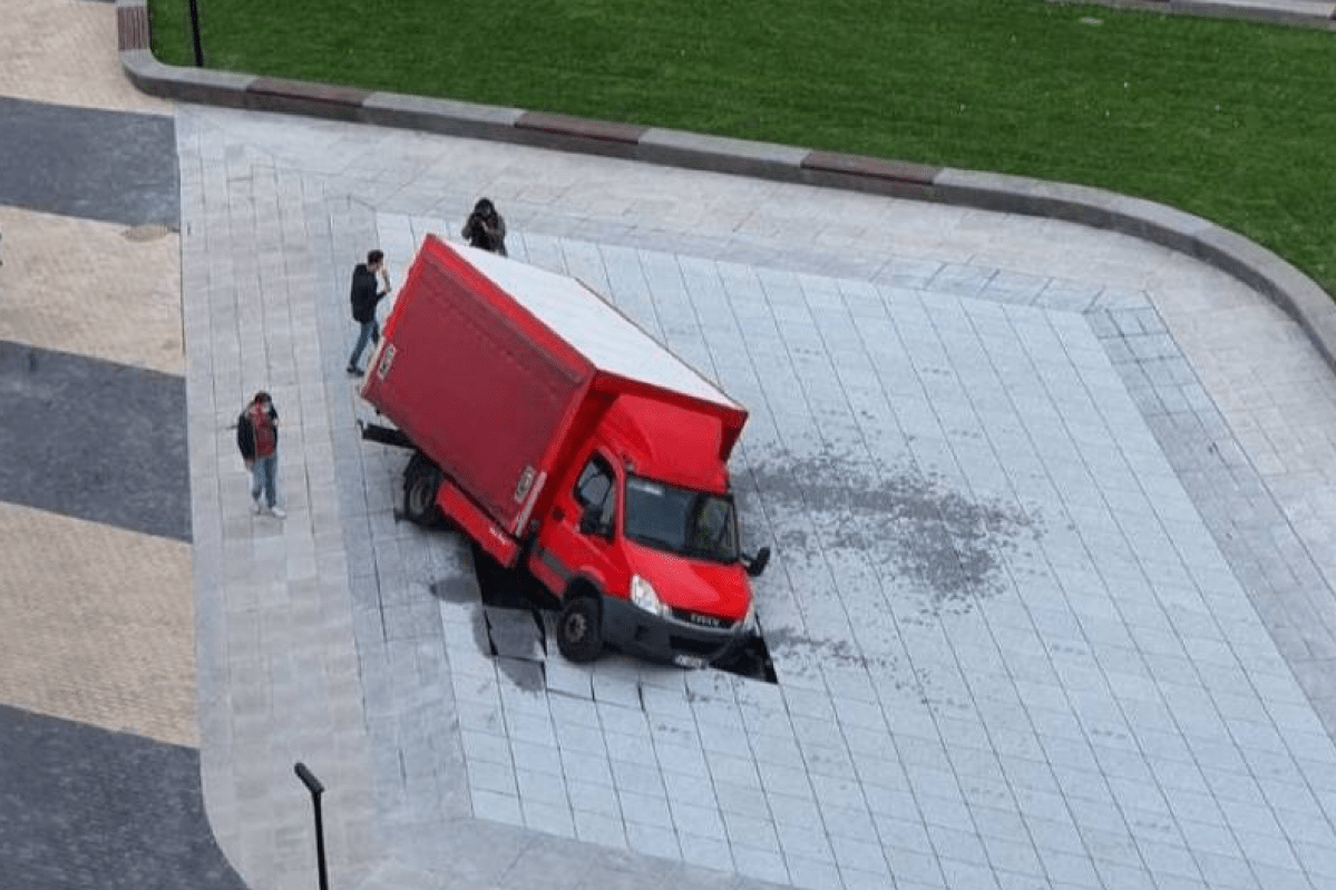 В центре Киева грузовик провалил новый фонтан. ФОТО