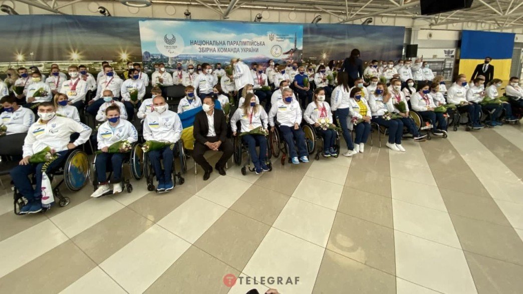 Украинских паралимпийцев в «Борисполе» встретили как героев