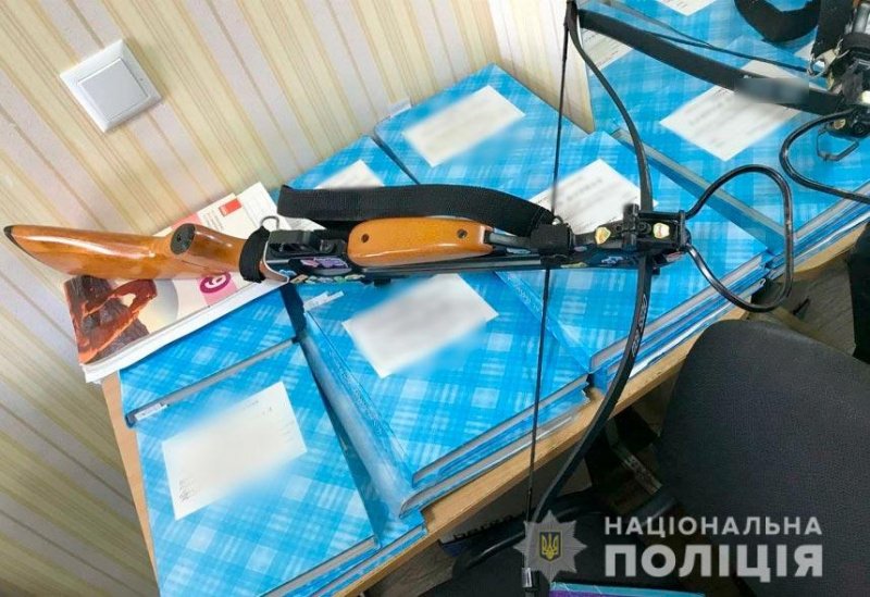 В Полтаве девушка устроила стрельбу из арбалета в школе: есть раненые