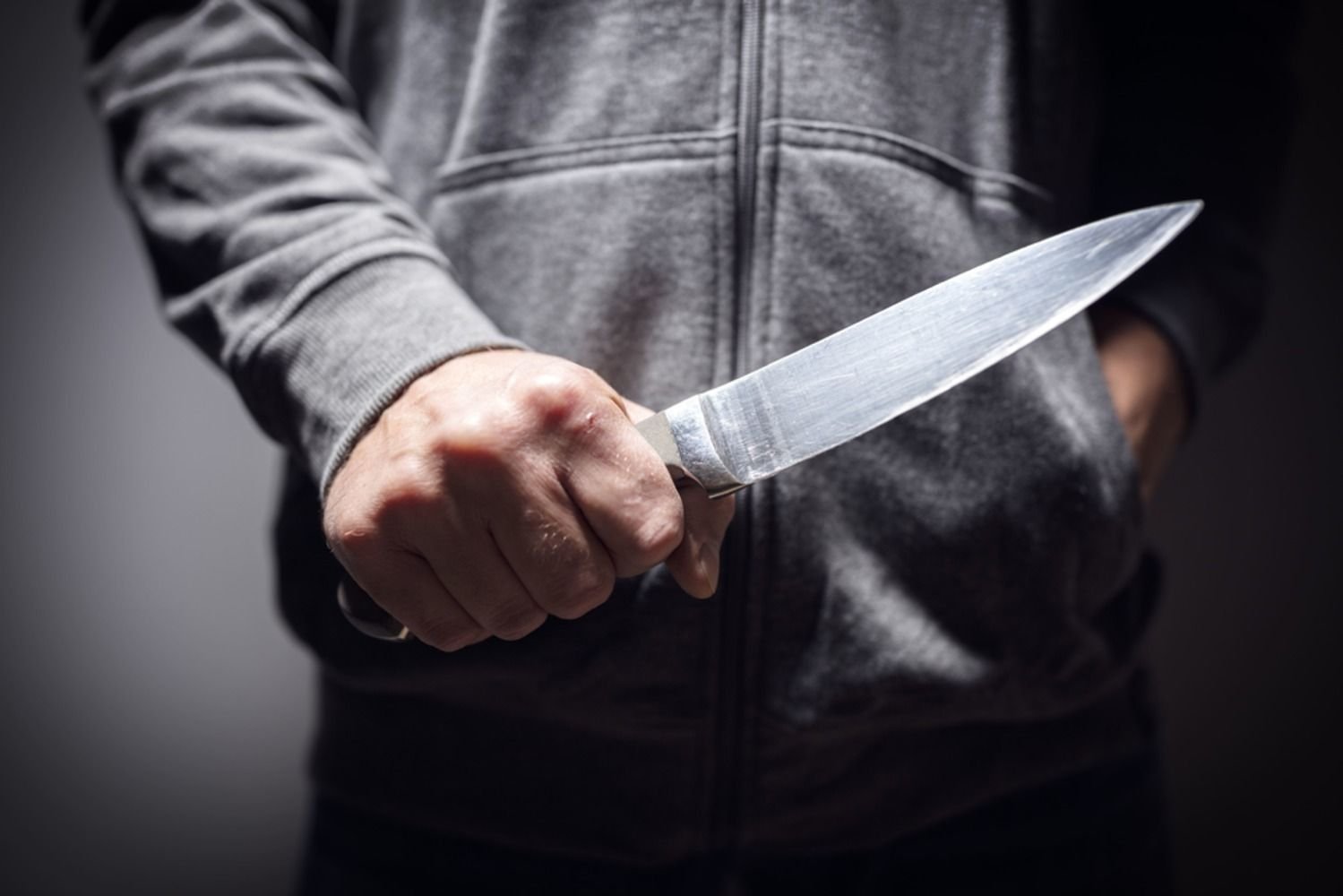 Ограбление по-харьковски: мужчина с ножом отобрал деньги у маршрутчиков