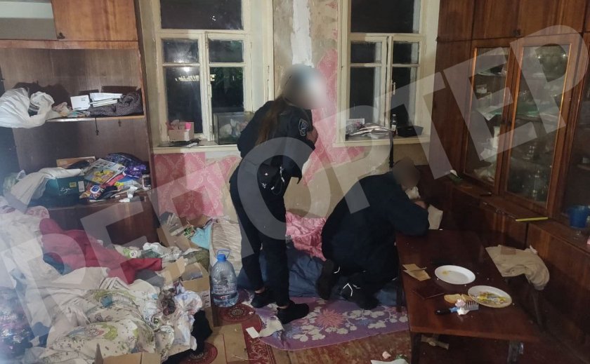 Полицейские Днепра обнаружили в аварийном доме на полу девятилетнего ребенка