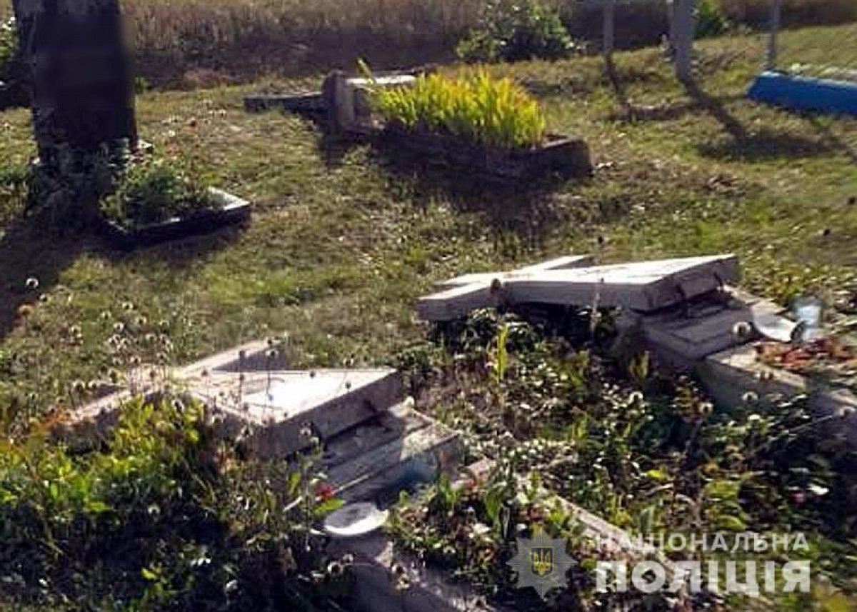 На Полтавщине семилетние дети разбили десятки надгробий на кладбище. ФОТО