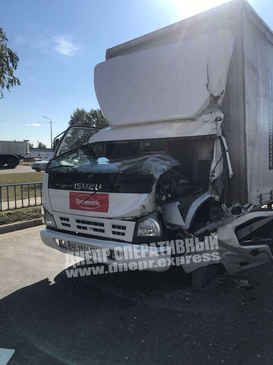 В Днепре произошло ДТП с двумя грузовиками. ВИДЕО