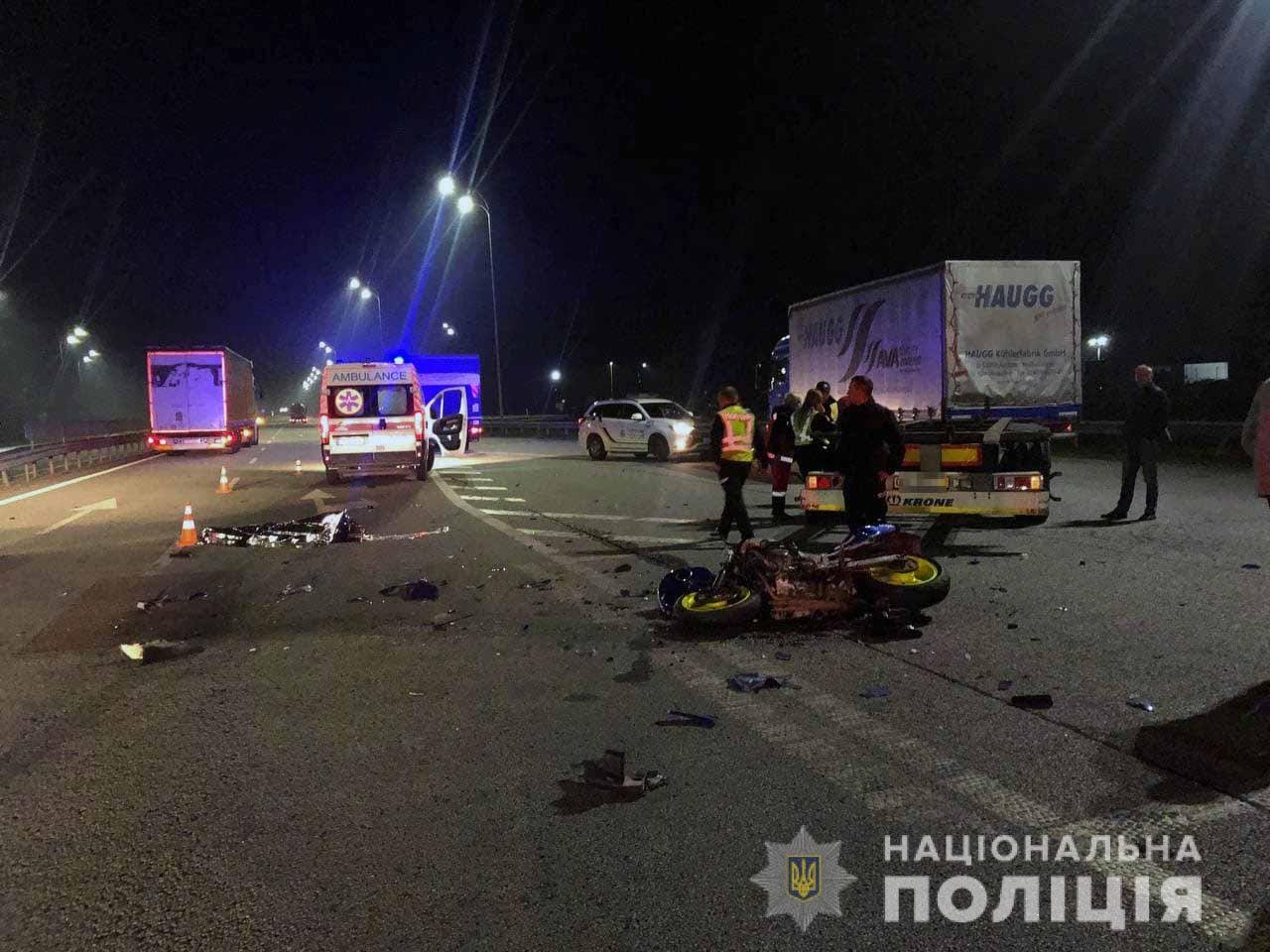 На трассе Киев – Чоп столкнулись грузовик и мотоцикл: есть погибший