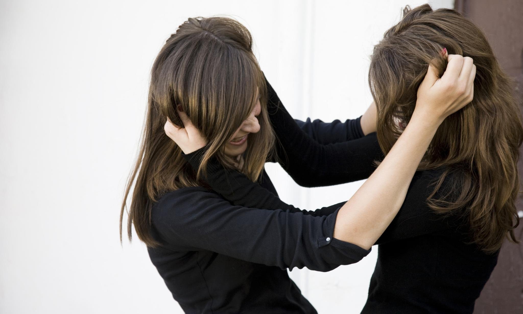 Таскала за волосы и била ногами по лицу: в Днепре девушки устроили жестокие разборки