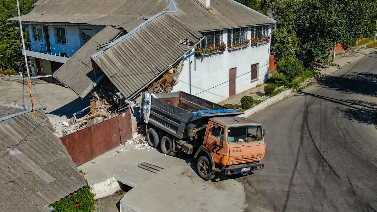 В Днепре грузовик влетел жилой дом: часть здания обрушилась