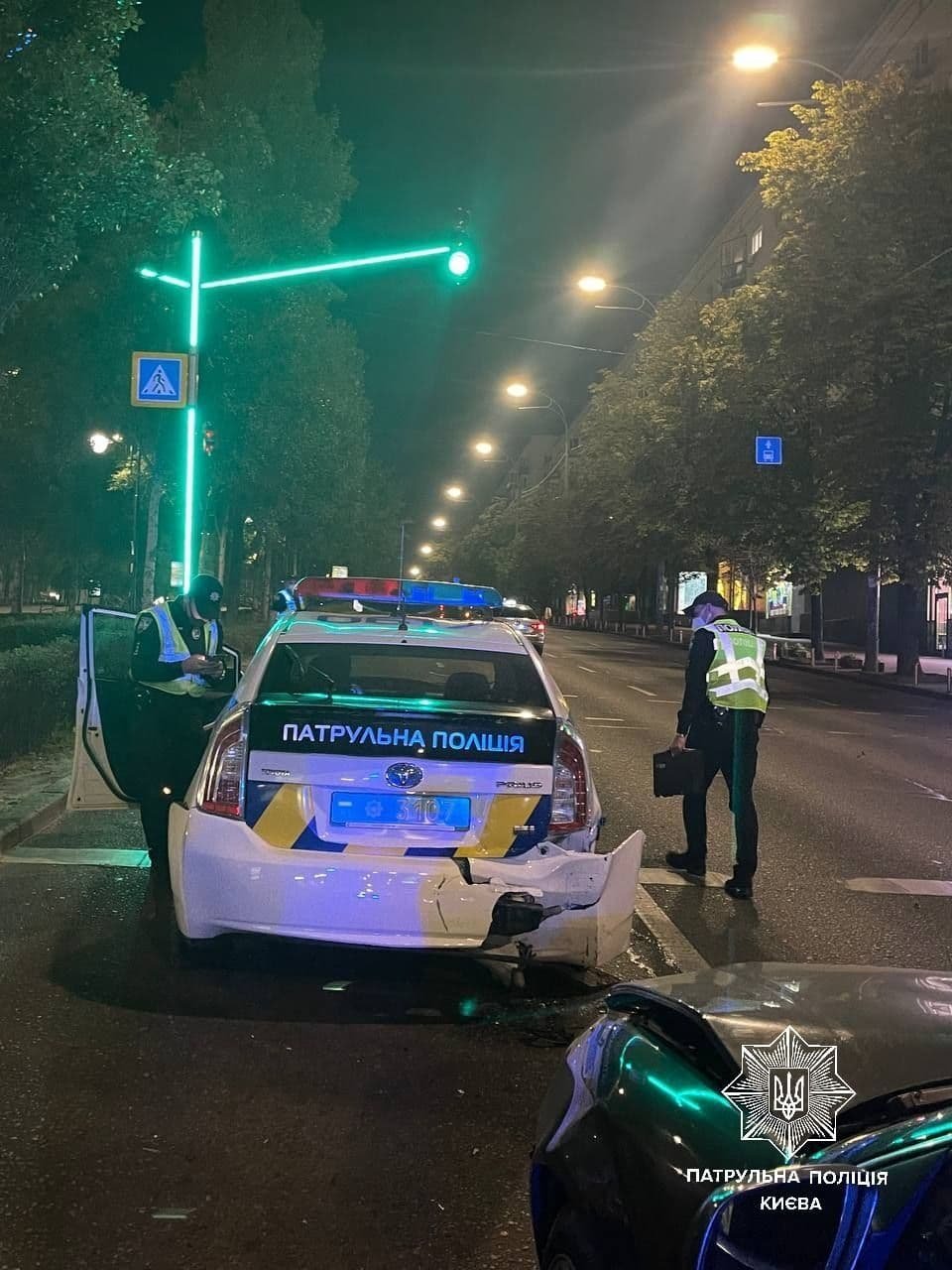 В Киеве пьяный водитель влетел в патрульное авто: полицейские в больнице