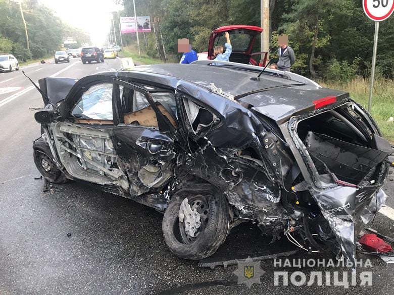 В Киеве столкнулись восемь авто: пострадало пять человек