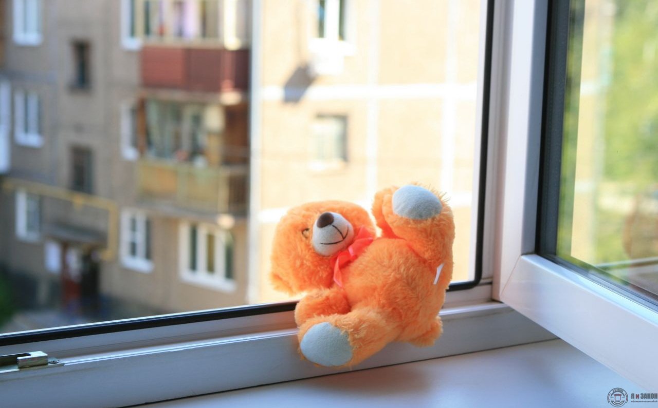 В Харькове годовалая девочка упала из окна: пострадавшая в тяжелом состоянии