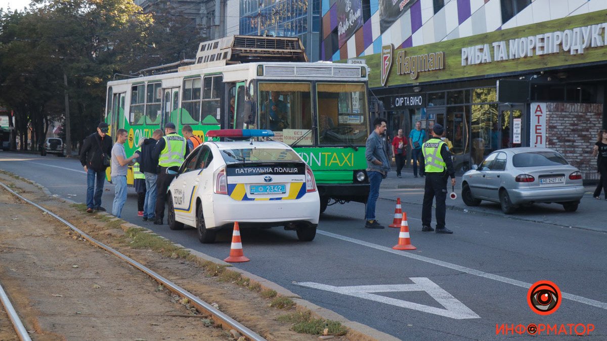 В Днепре троллейбус сбил женщину: пострадавшую забрала «скорая». ВИДЕО