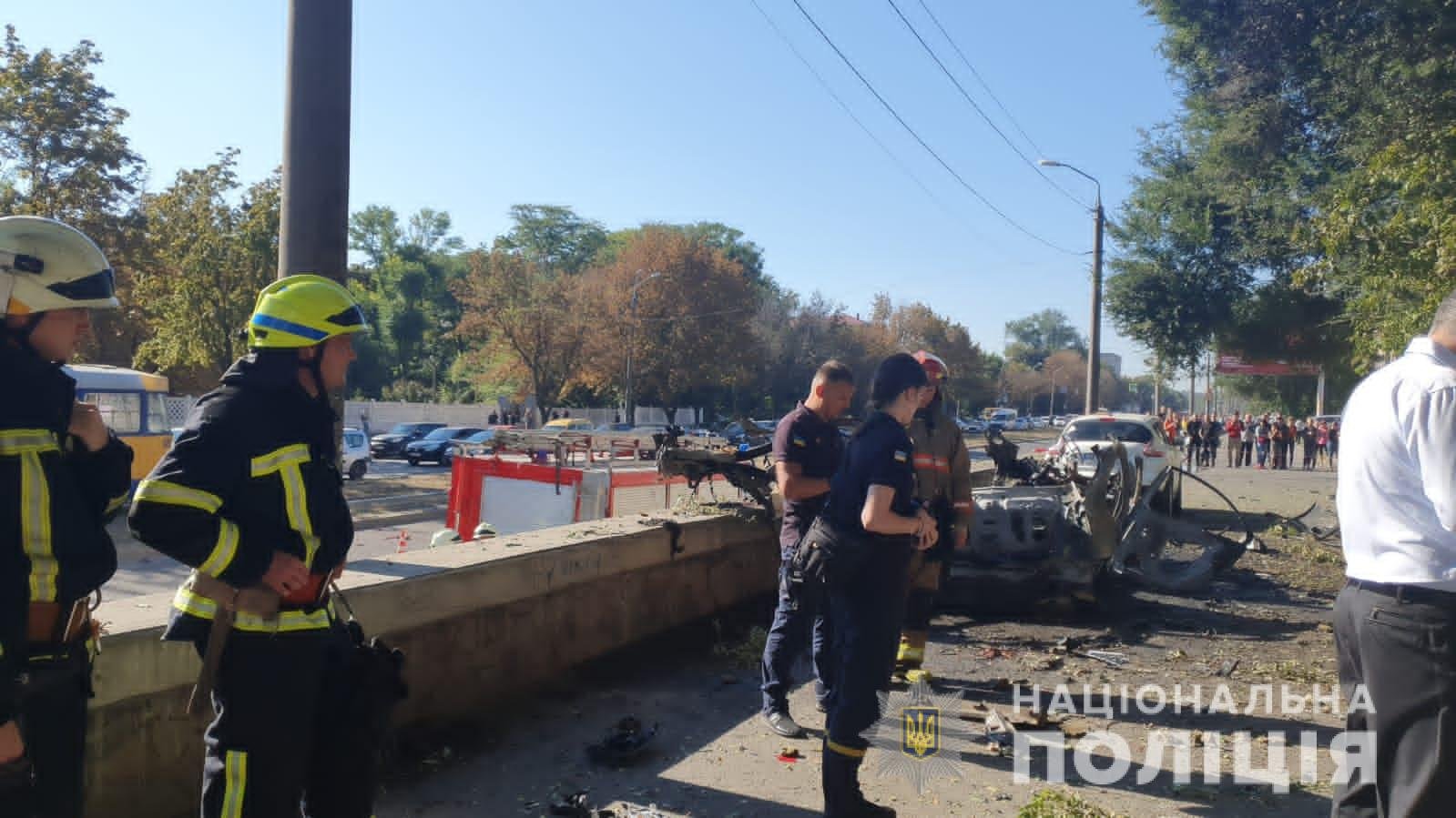 Смертельный взрыв: коммунальщики очищают территорию после теракта в Днепре. ФОТО, ВИДЕО