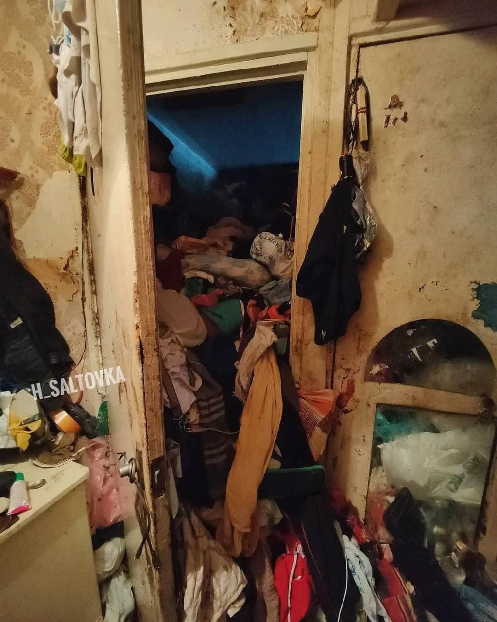 В Харькове женщина с синдромом «Плюшкина» разрешила убрать свою квартиру. ФОТО