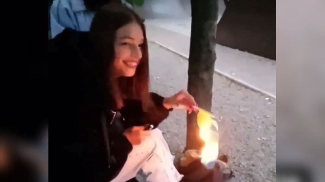 На Днепропетровщине школьница сожгла флаг Украины и выложила видео в соцсети. ВИДЕО