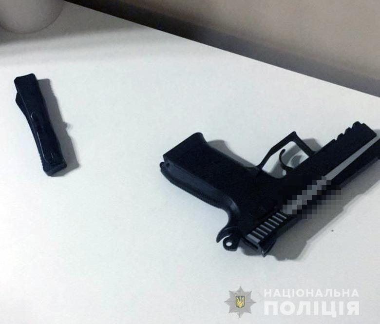 В киевском метро мужчина ударил женщину и угрожал пистолетом
