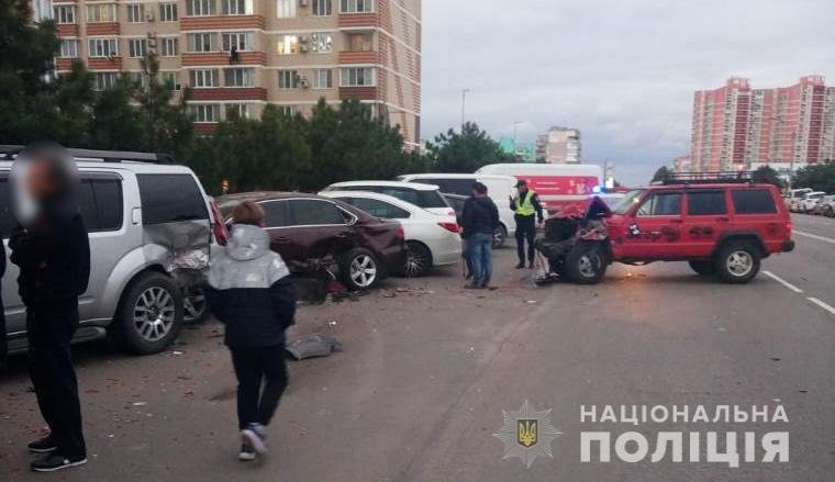 В Черноморске подросток протаранил шесть припаркованных автомобилей
