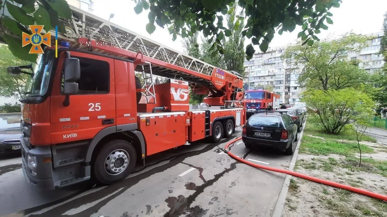 В Киеве спасатели вынесли из огня пенсионера