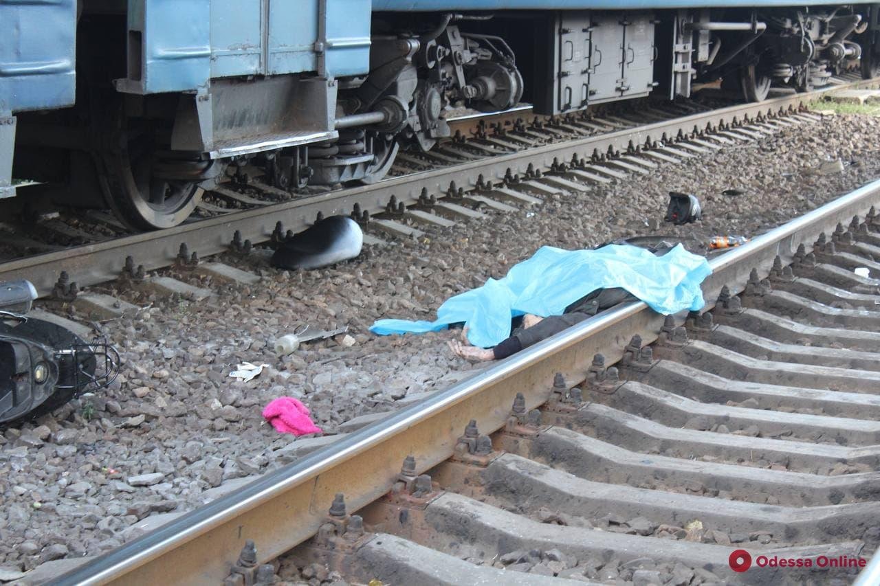 В Одессе поезд насмерть сбил мопедиста