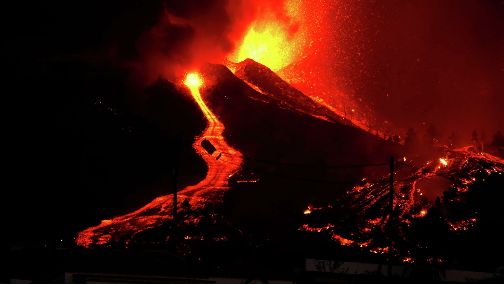Угроза выброса токсичных газов на Канарских островах: лава вулкана достигла океана