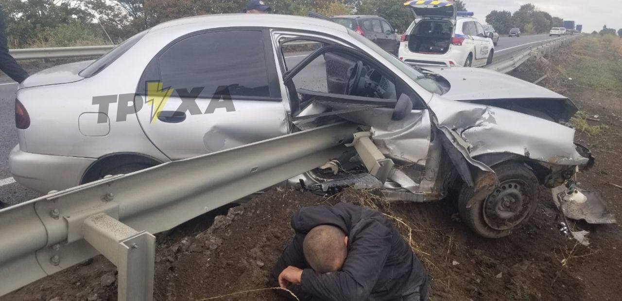 В Харькове отбойник проткнул машину. ФОТО