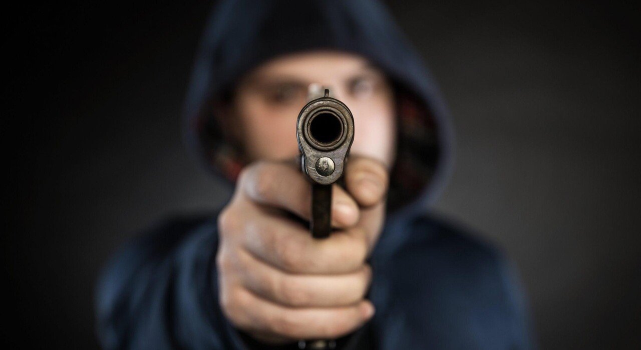В Полтаве пьяный мужчина с пистолетом угрожал таксисту