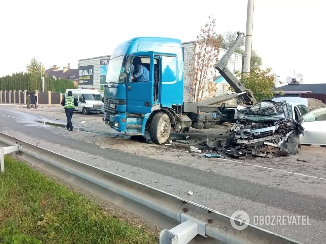 На Киевщине авто на полной скорости влетело в мусоровоз: есть погибшие