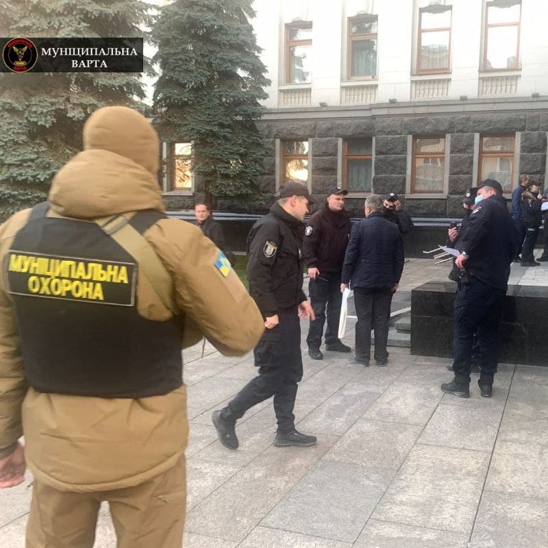 В Киеве мужчина пытался себя поджечь в здании Офиса президента