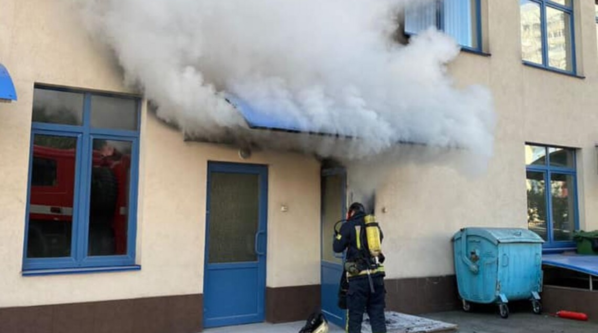 В Киеве горела гимназия: эвакуировали 1500 детей. ВИДЕО