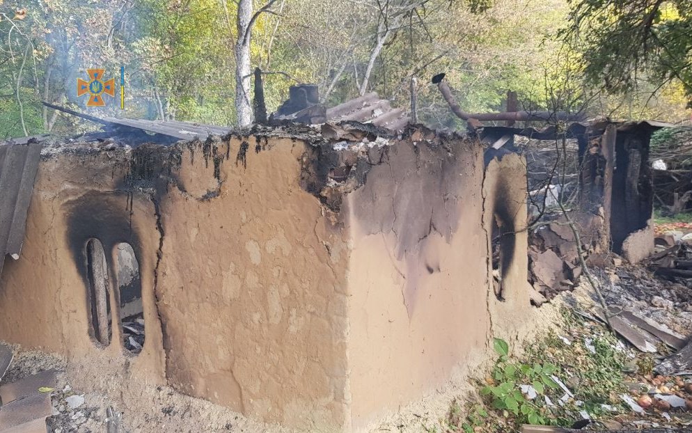 На Харьковщине сгорел деревянный дом: погибла пенсионерка
