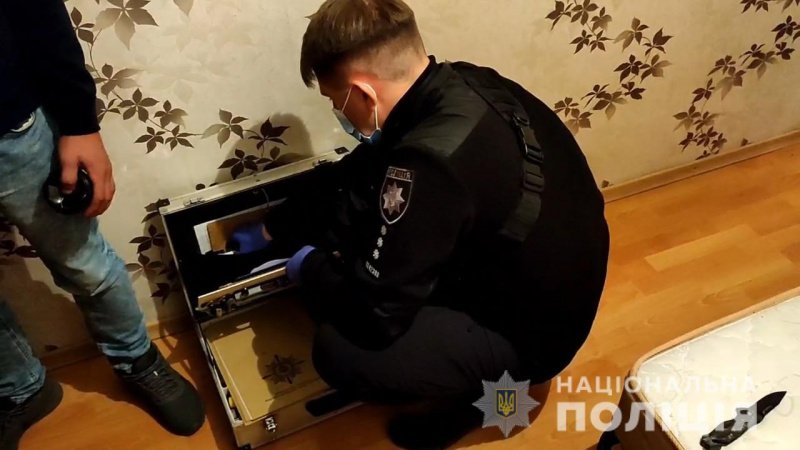 С ножом на полицейского: В Одессе мужчину задерживал спецназ