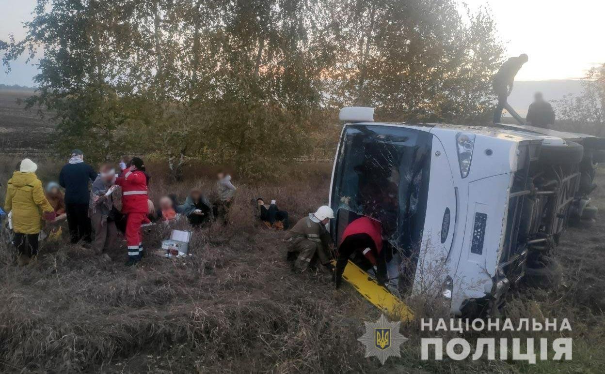 ДТП на Полтавщине: перевернулся автобус с людьми — 10 пострадавших, один погибший