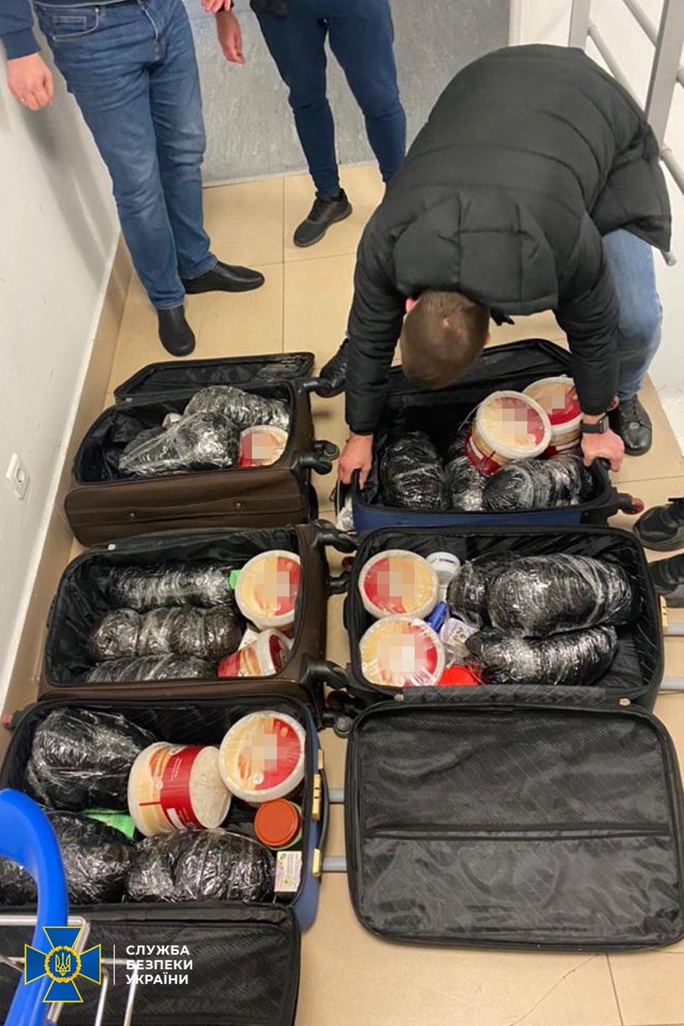 Украинки привезли из Египта пять чемоданов прекурсора: прятали в ведрах из-под мороженого