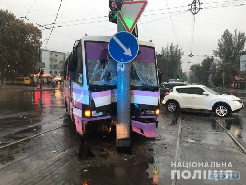В Одессе маршрутка врезалась в столб: пострадали девять пассажиров