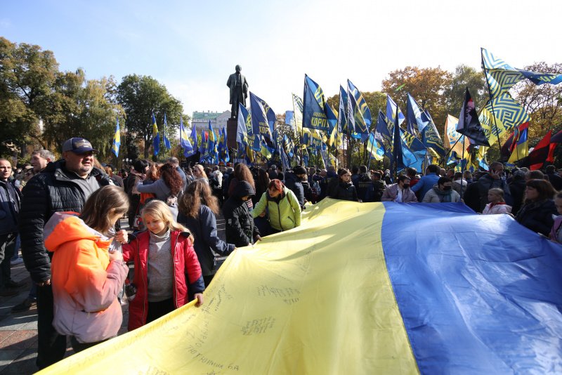 В Киеве проходит марш Дня защитников и защитниц Украины. ВИДЕО