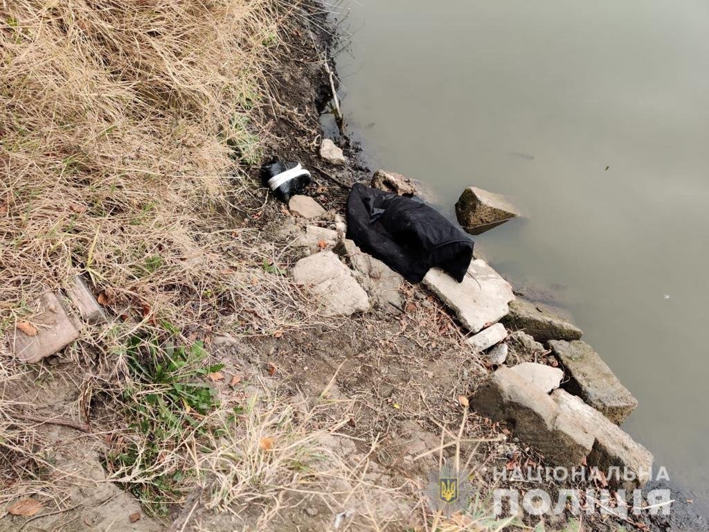 Под Одессой женщина камнем забила мужчину и бросила тело в канал