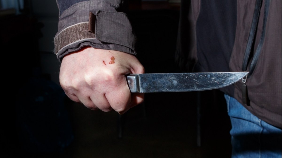 На Киевщине мужчины напали с ножом на женщину