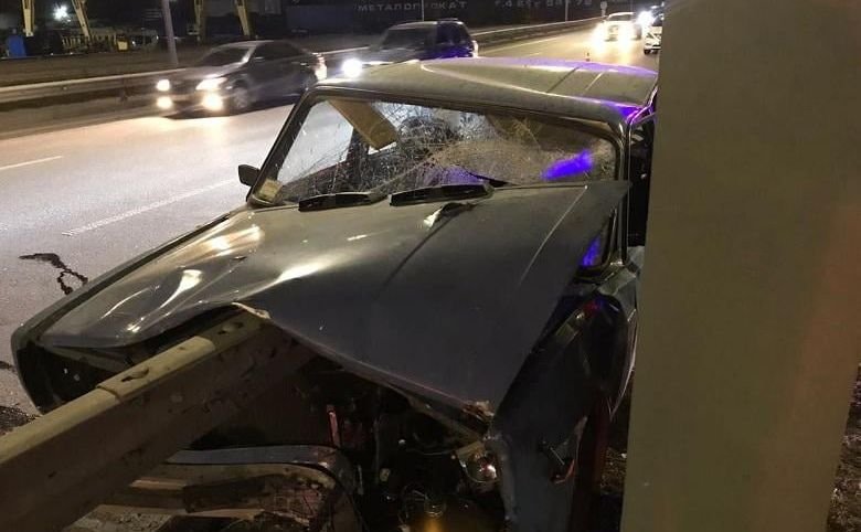 Смертельное ДТП в столице: отбойник насквозь проткнул автомобиль с водителем