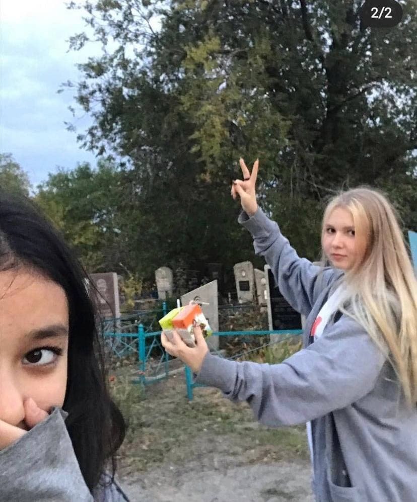 Криворожские подростки вырвали похоронный крест для фото в Instagram. ВИДЕО