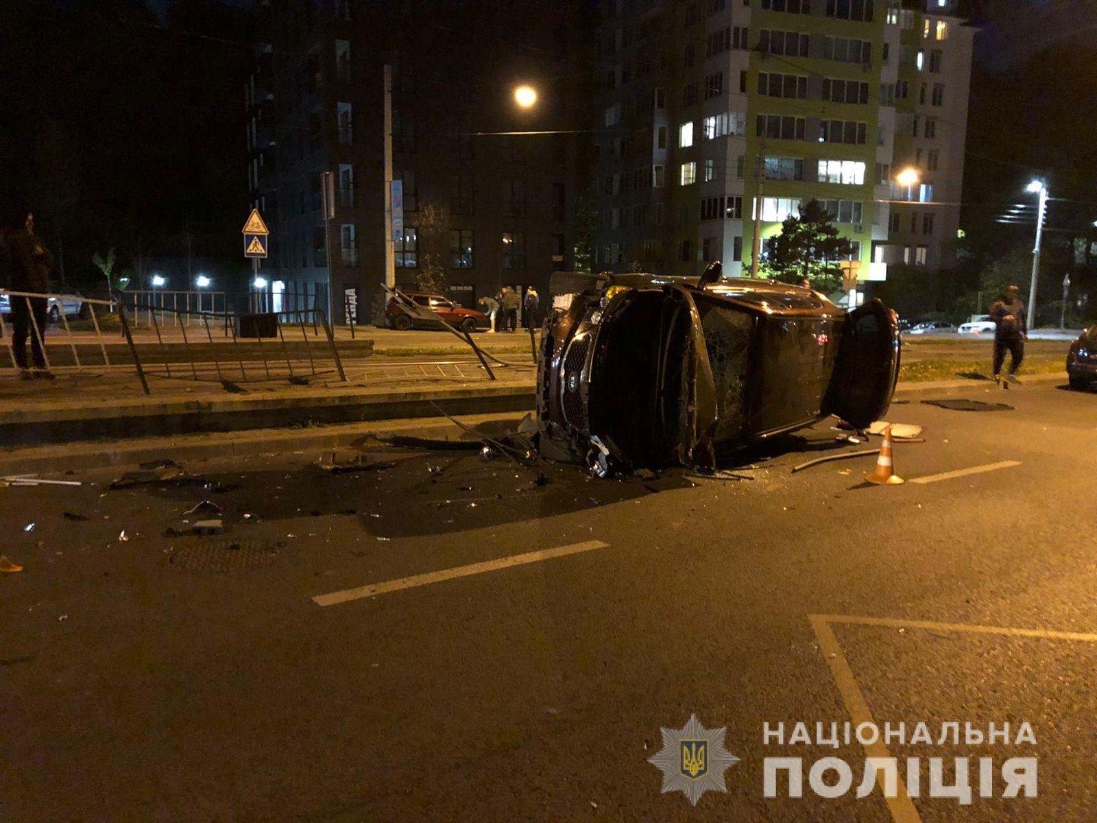 ДТП во Львове: перевернулась легковушка — есть пострадавшие