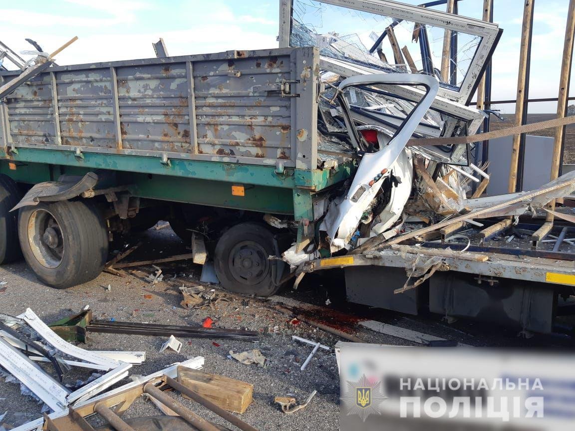 В Харьковской области столкнулись два грузовика: погиб водитель